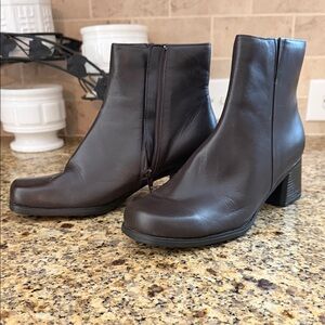 Vintage Y2K Dark Brown Leather Ankle Boots - Classic Zip-Chunky Heel Style